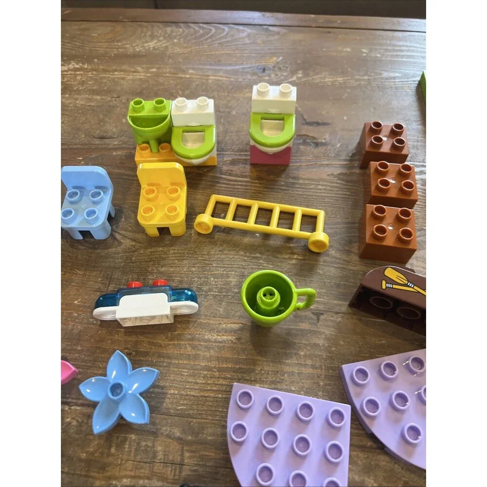 Lego Duplo Lot Disney, Carriage, Doors, Windows, Beds, Flowers, Chairs 110+ Lot